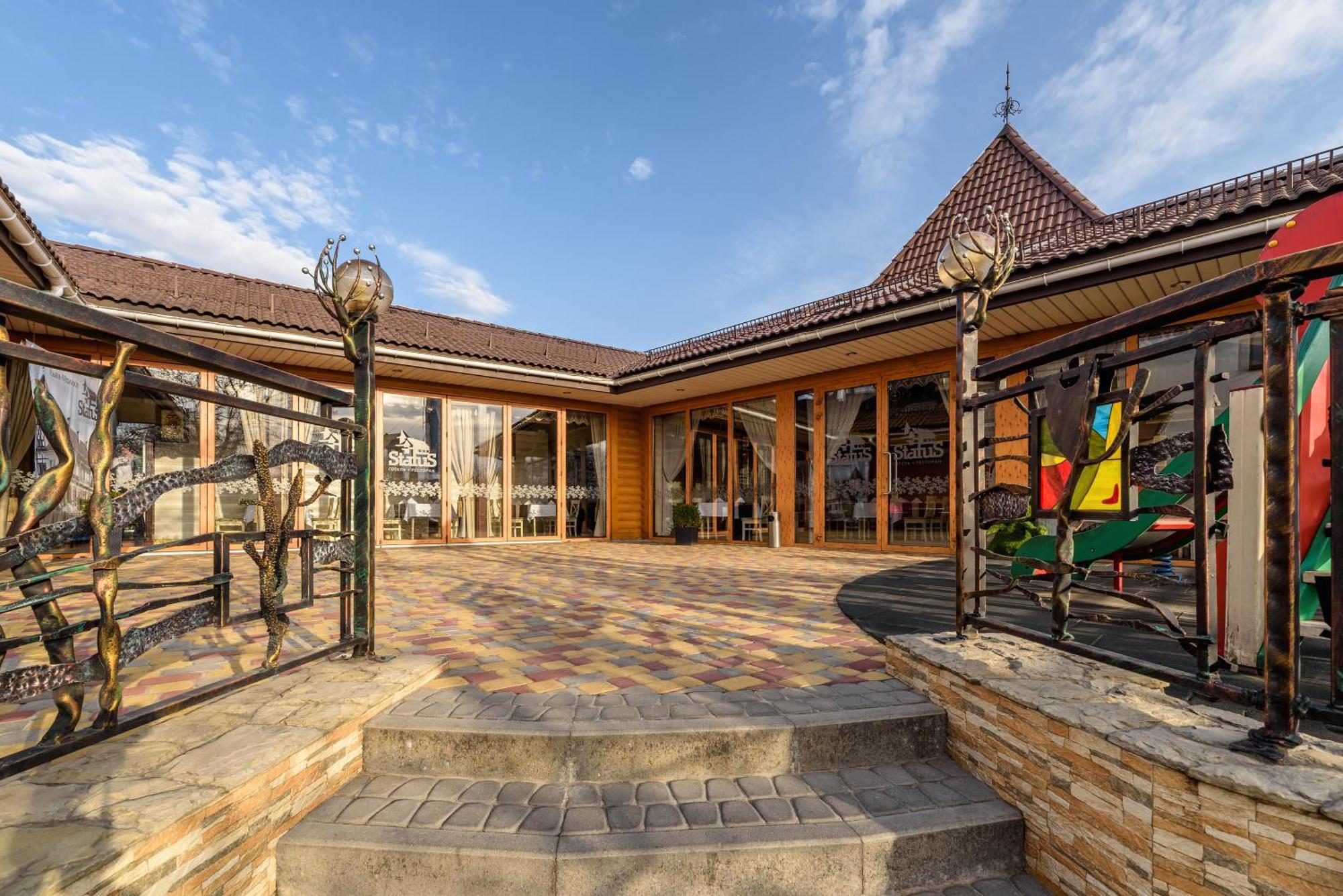 Status Hotel 3*